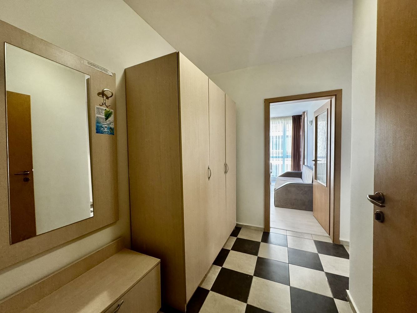 Objevte svůj nový domov u moře - apartmán se dvěma ložnicemi v centrální části Slunečného pobřeží