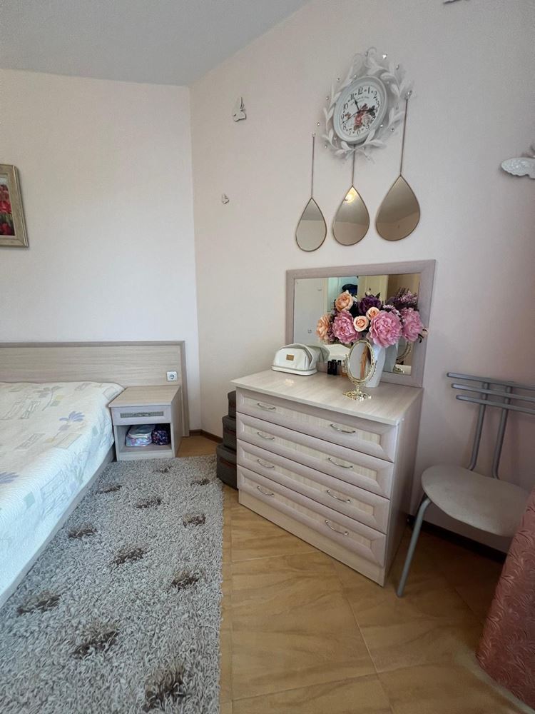 Prostorný apartmán s jednou ložnicí 5 minut od pláže v Slunečném pobřeží – zařízený a připravený k nastěhování