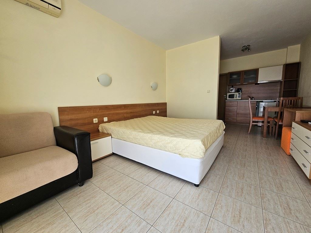 Stylové studio s panoramatickým výhledem na bazén ve Slunečném pobřeží – připraveno k bydlení i investici