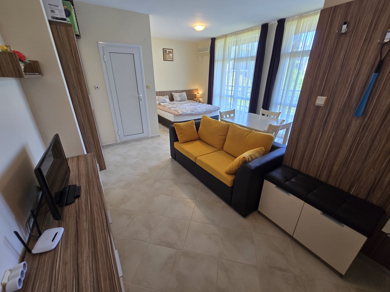 Slunečné pobřeží – prostorné studio s výborným potenciálem pro přestavbu na malý apartmán s jednou ložnicí