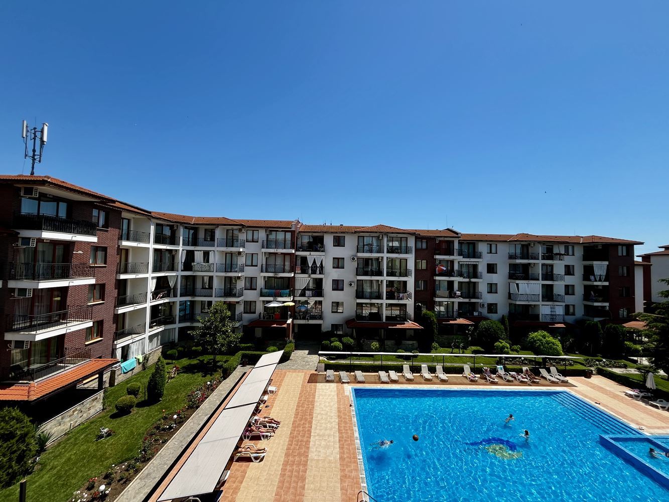 Mořský komfort a klid v blízkosti Nesebaru! Zařízený apartmán s jednou ložnicí s výhledem na bazén v luxusním uzavřeném komplexu