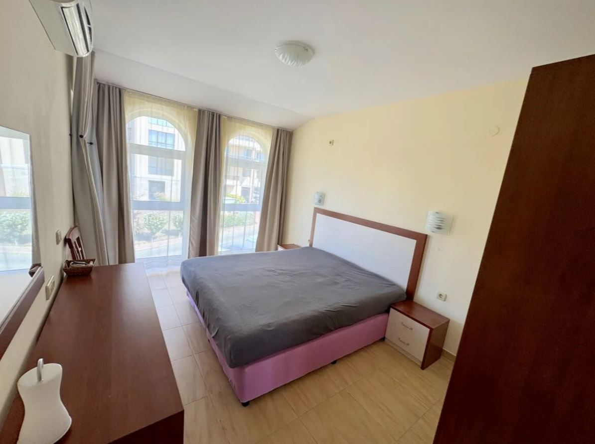Apartmán se dvěma ložnicemi ve Sveti Vlas – panoramatické výhledy a pohodlí v uzavřeném komplexu