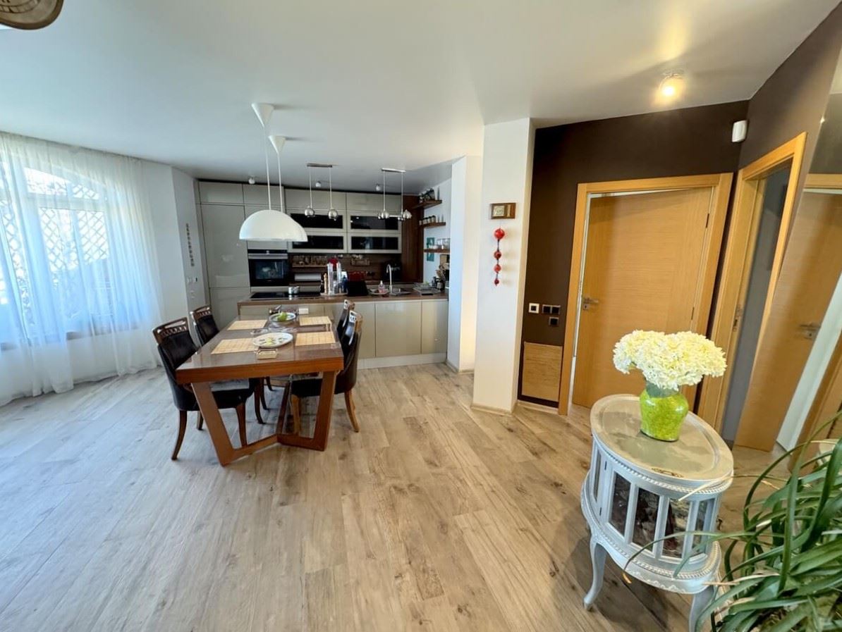Apartmán se dvěma ložnicemi v prestižním uzavřeném komplexu ve Svatém Vlasu – první linie komfortu a přírody