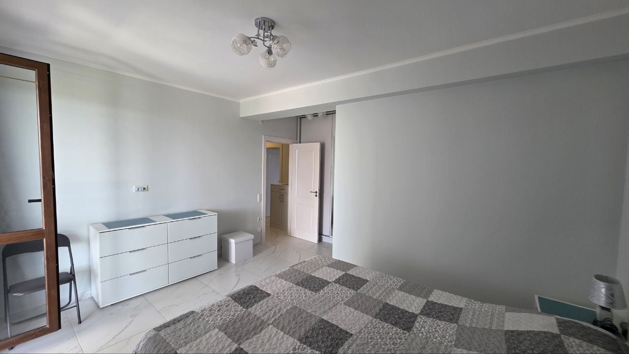 Prostorný apartmán se dvěma ložnicemi s částečným výhledem na moře v prestižním komplexu v Nesebaru – připravený pro své nové majitele
