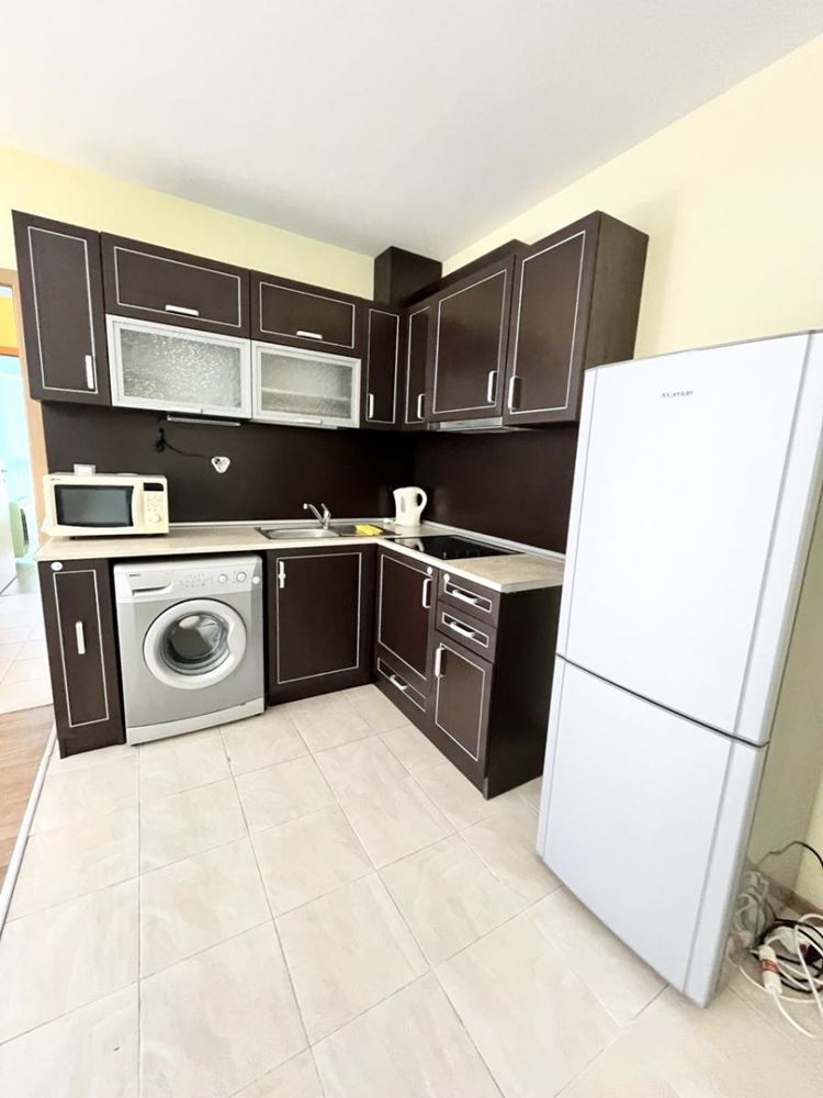 Prostorný apartmán s jednou ložnicí a výhledem na bazén ve skvěle udržovaném komplexu v Pomorie