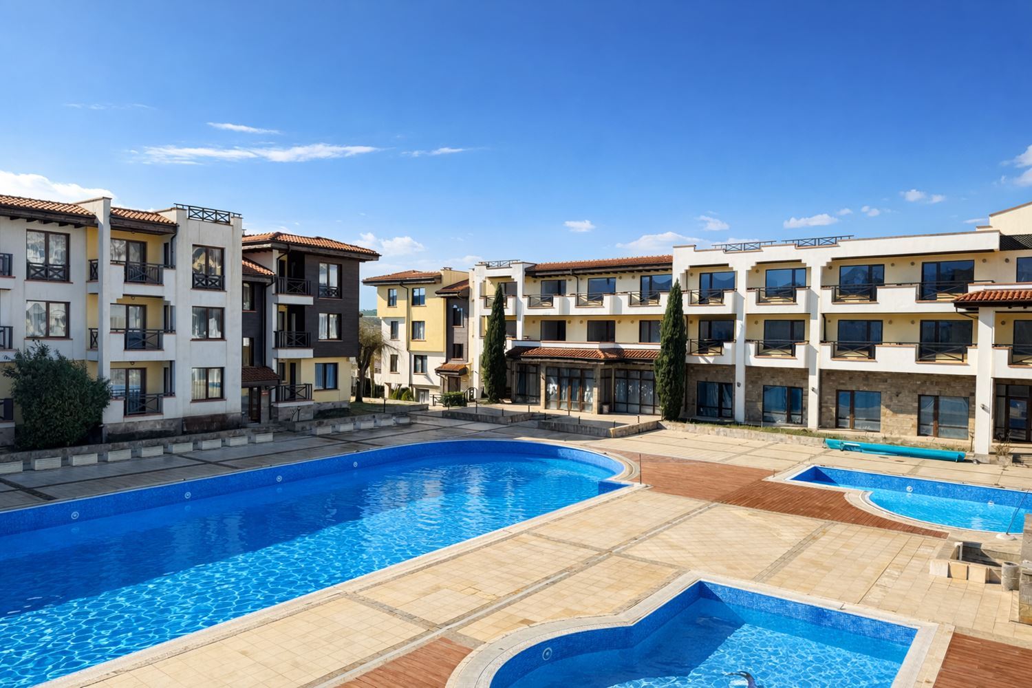 Apartmán se dvěma ložnicemi, panoramatickým výhledem na moře a soukromou pláží v prestižním komplexu v Černomorci