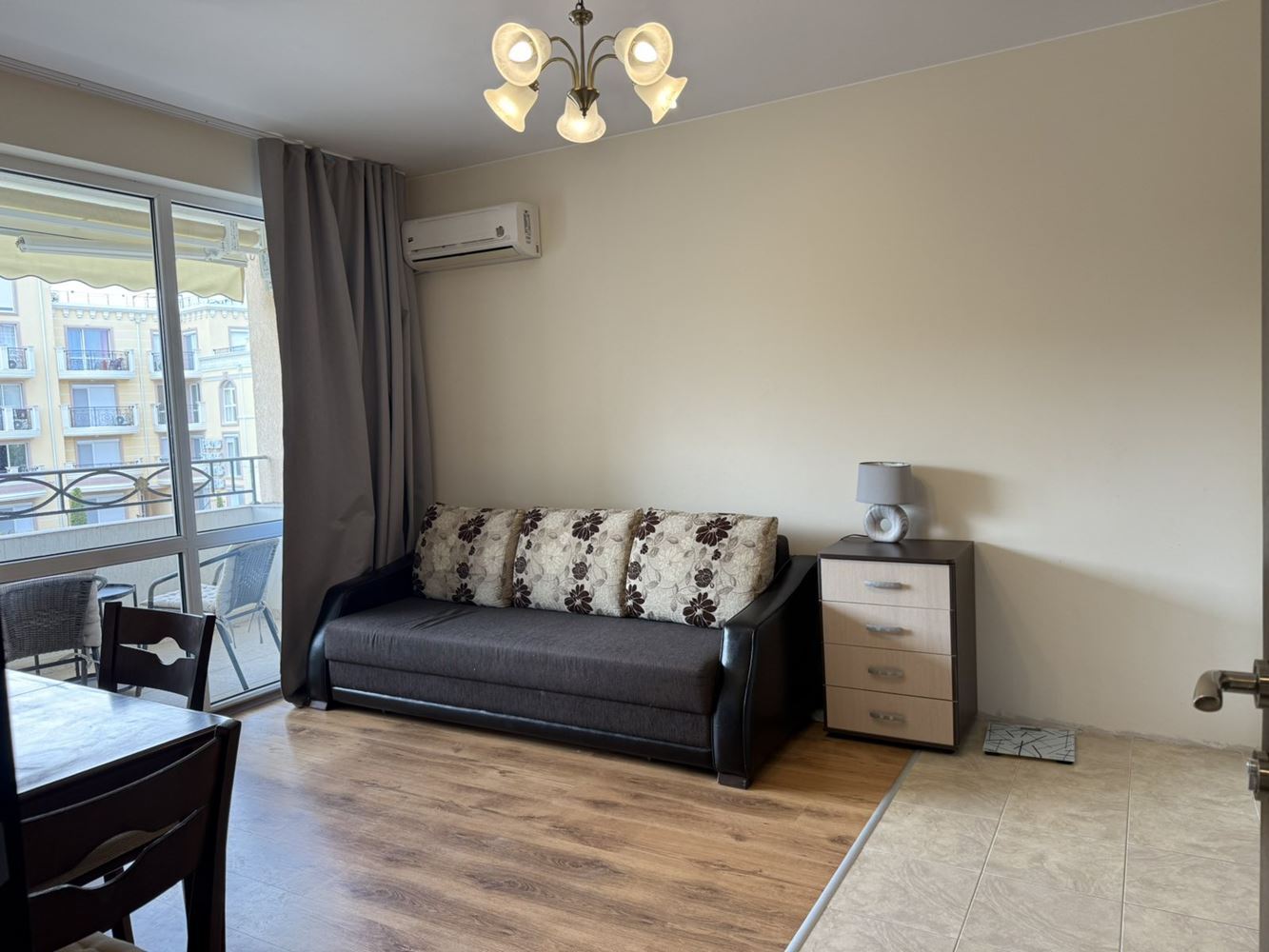 Stylový byt s jednou ložnicí v moderním komplexu v Ravdě – výborná investice blízko moře