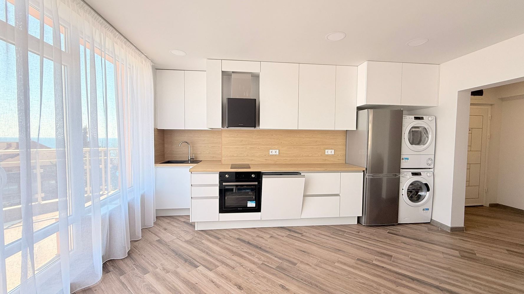 Luxusní apartmán se třemi ložnicemi na první linii v Ravdě – prostor, prestiž a úchvatné mořské panorama