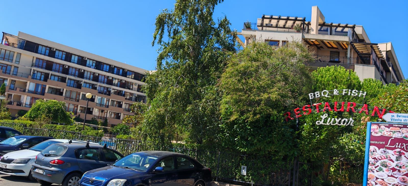 Skvělá příležitost ve Sveti Vlas – zařízený prostorný apartmán s jednou ložnicí blízko pláže
