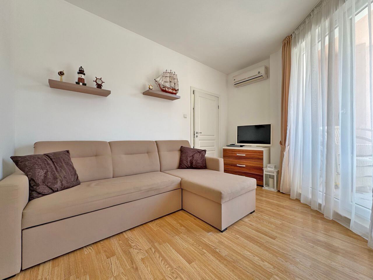 Elegantní apartmán s jednou ložnicí s výhledem na bazén v luxusním komplexu na Slunečném pobřeží