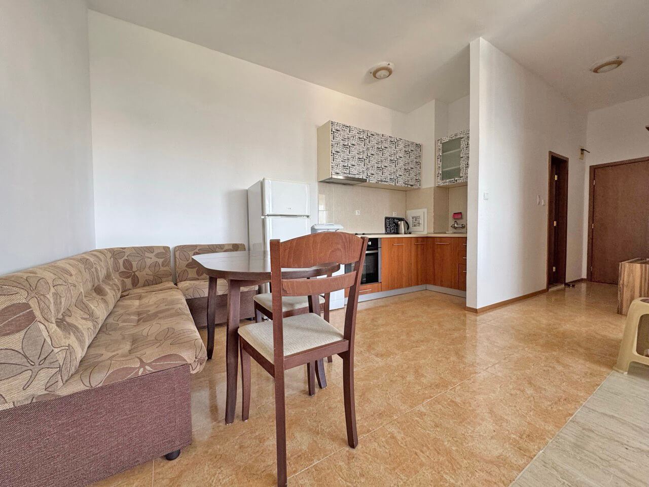 Útulný jednopokojový apartmán s výhledem na bazén na Slunečném pobřeží