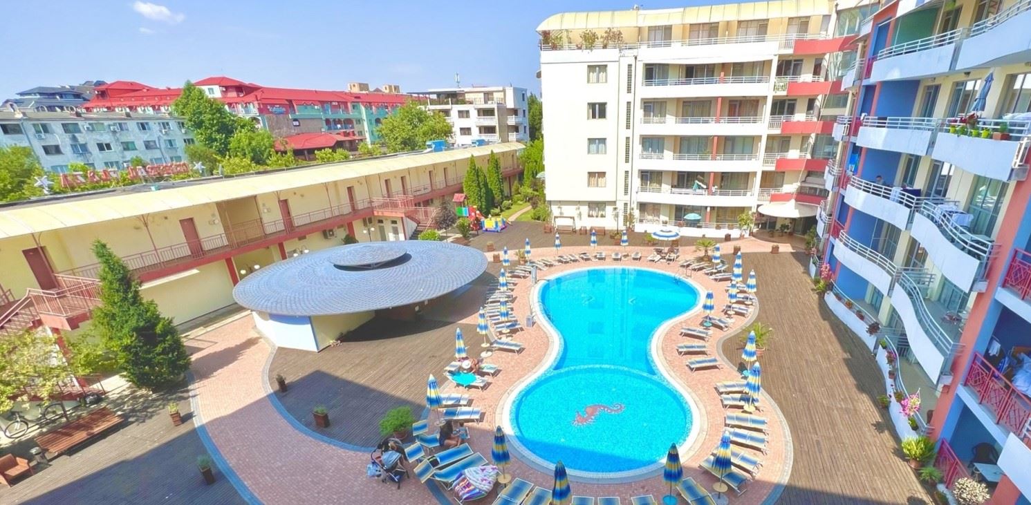 Prostorný apartmán s jednou ložnicí a výhledem na bazén ve Slunečném pobřeží