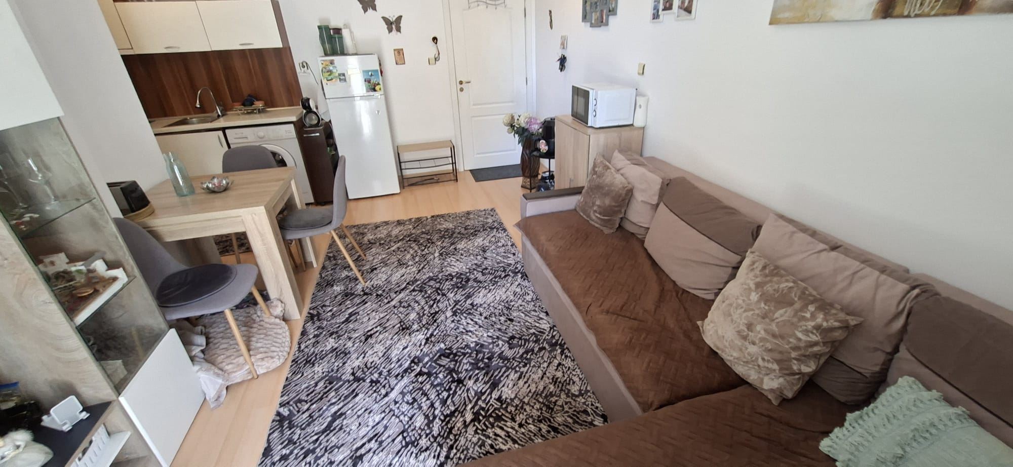 Prostorný a světlý byt s jednou ložnicí v udržovaném komplexu poblíž Slunečného pobřeží