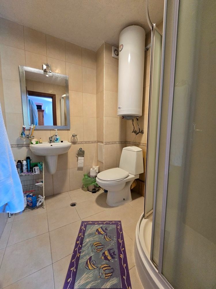 Prostorný apartmán se dvěma ložnicemi v moderním komplexu s bazény a výbornou infrastrukturou – připravený k nastěhování nebo investici