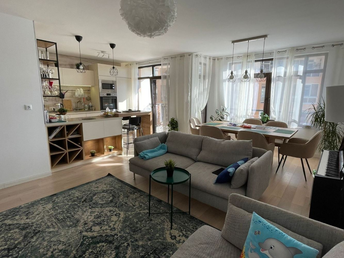 Prostorný pětipokojový apartmán s výhledem na moře v Pomorie – komfort, styl a funkčnost pro velkou rodinu