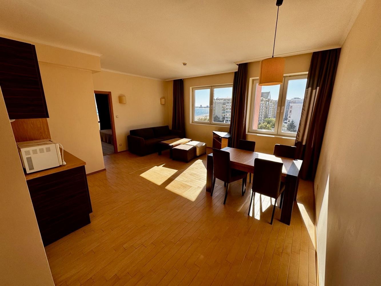 Prostorný apartmán s jednou ložnicí, velkou terasou a panoramatickým výhledem na moře