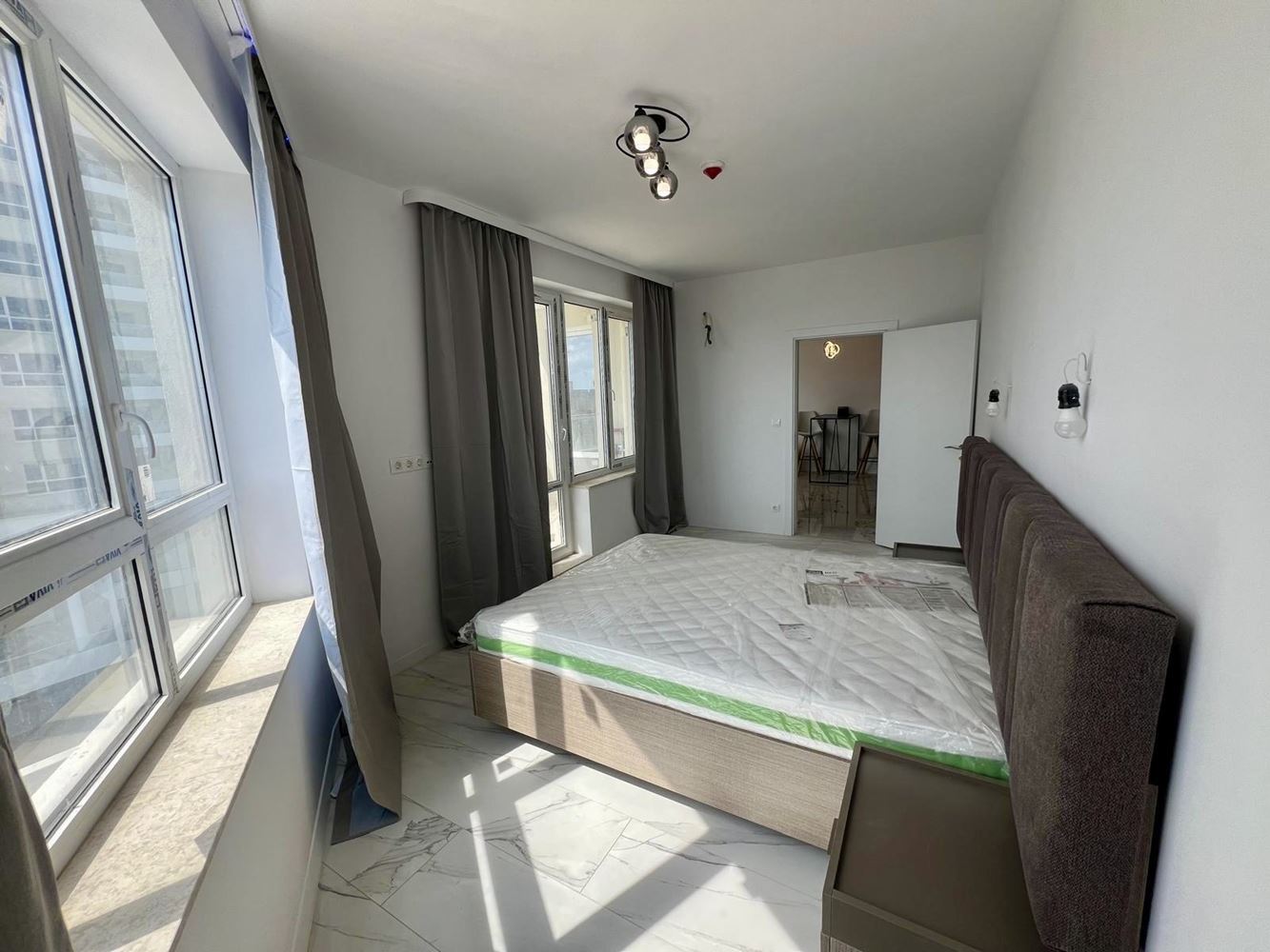 Moderní apartmán s jednou ložnicí s panoramatickým výhledem v prestižním komplexu – připraven k nastěhování