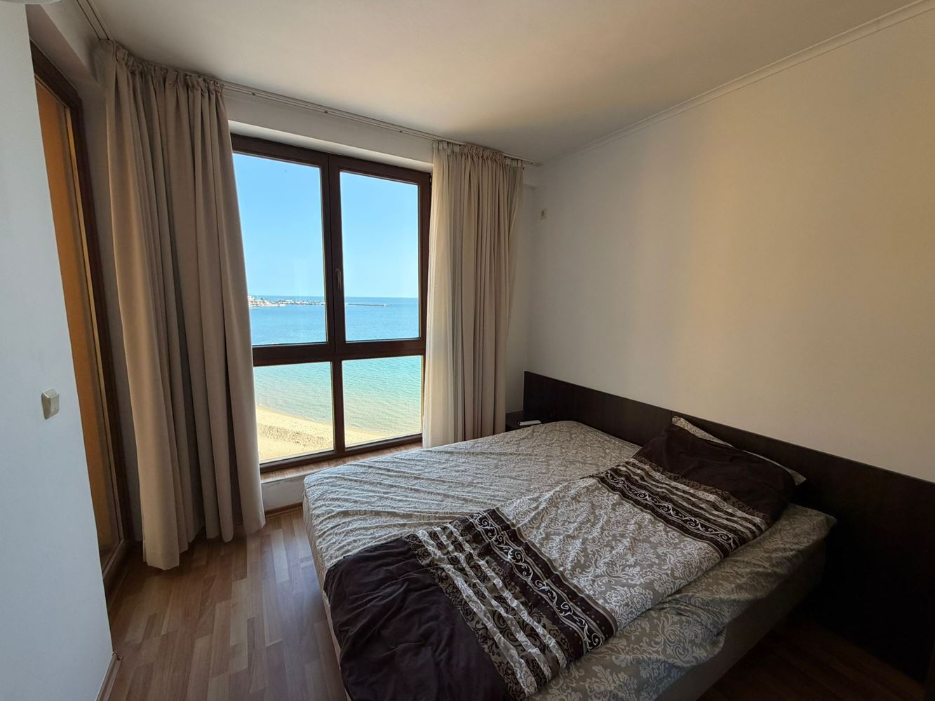 Apartmán se dvěma ložnicemi a přímým výhledem na moře v první linii u moře v Nesebaru
