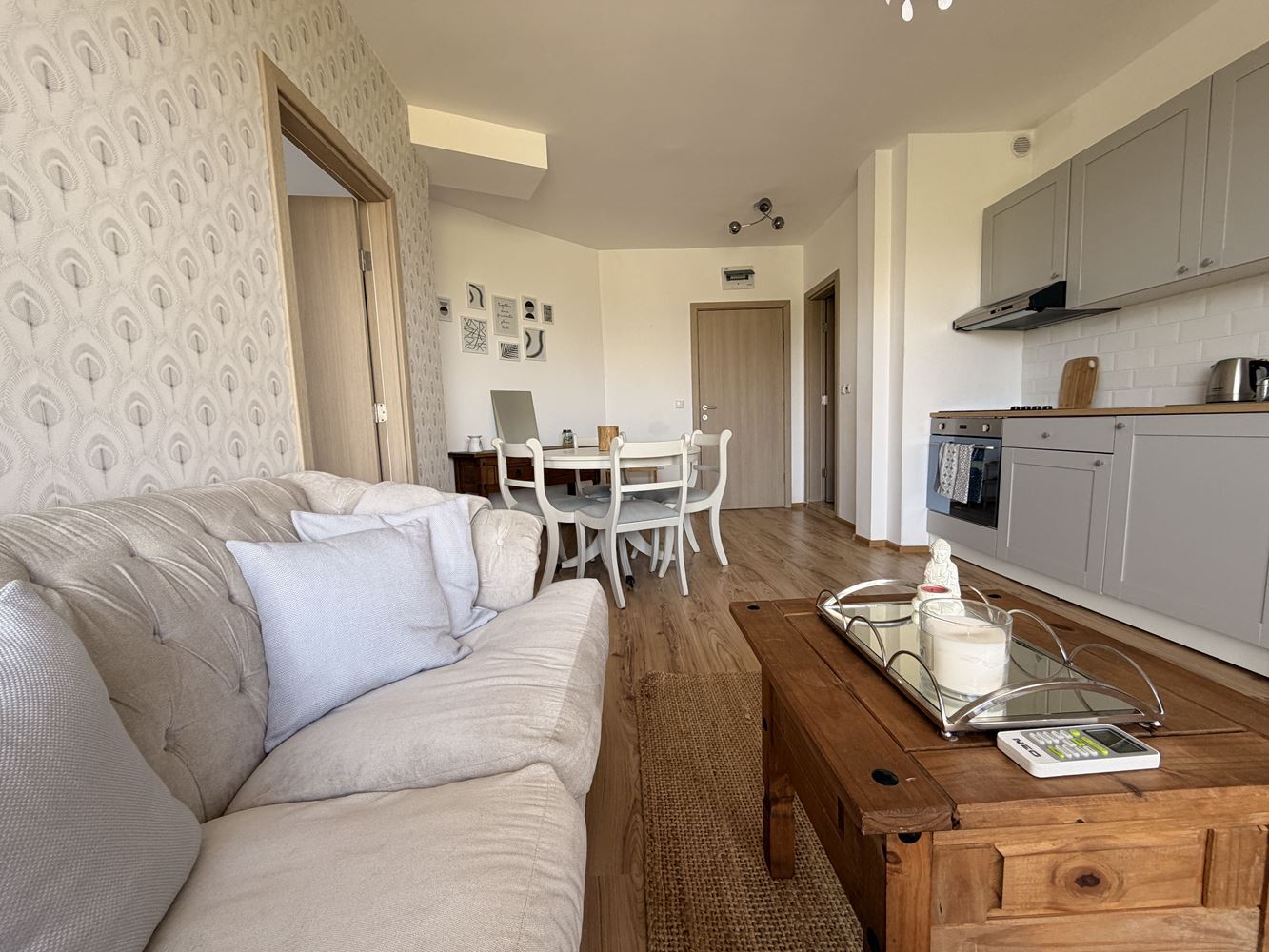 Byt se dvěma ložnicemi s panoramatickou terasou na okraji Sunny Beach – komfort, klid a styl