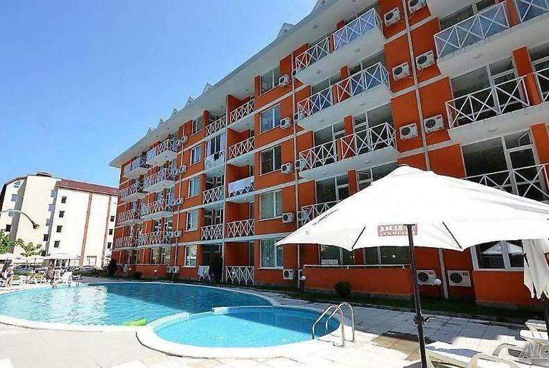 Slunečný břeh: komfortní přízemní studio s balkonem v komplexu s bazénem a ostrahou