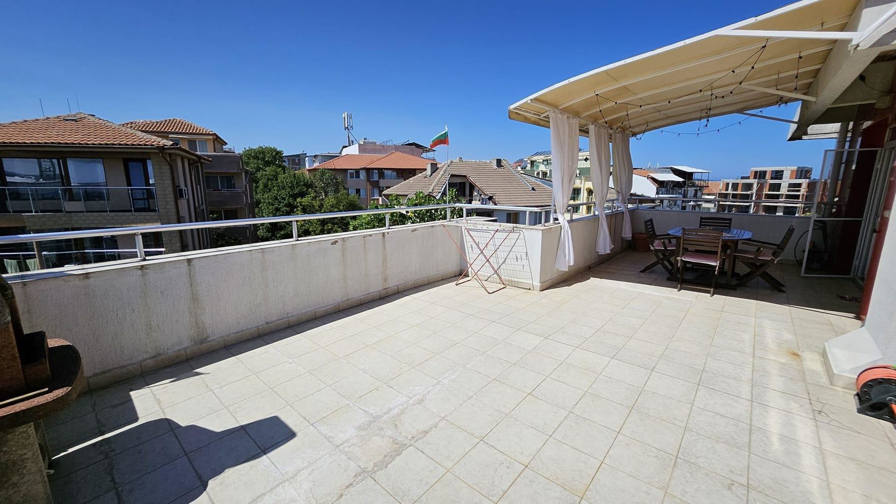 Apartmán se dvěma ložnicemi v první linii u moře v Kitenu s panoramatickým výhledem na moře a působivými terasami