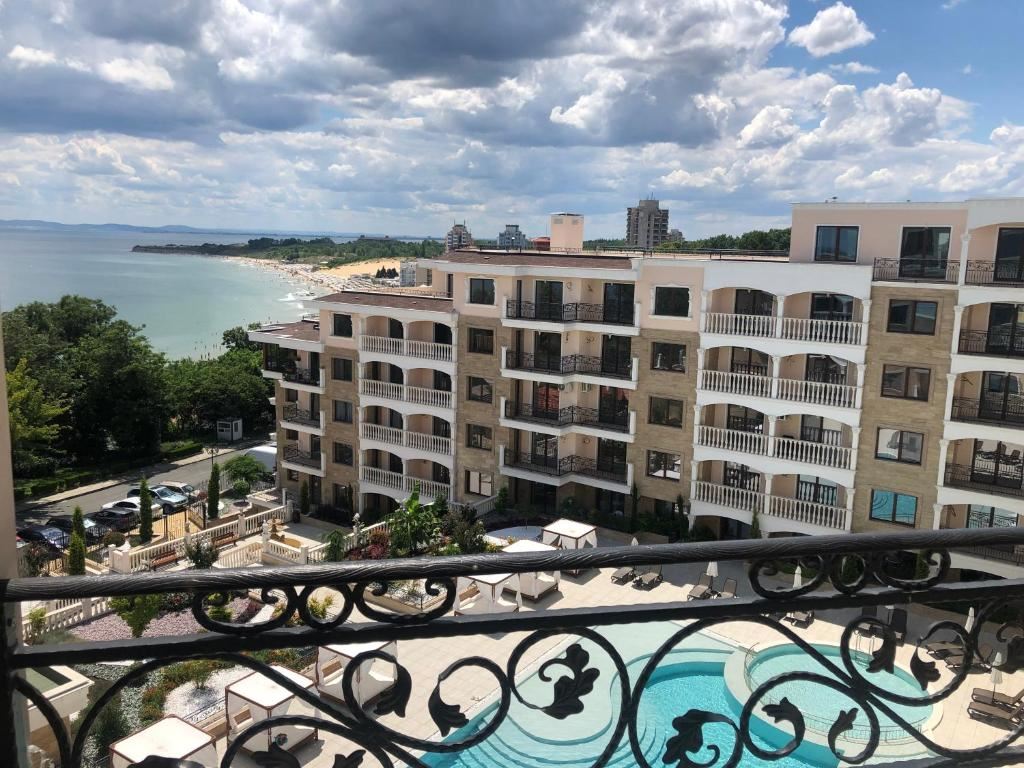 Prostorný 2pokojový apartmán s panoramatickým výhledem na moře v luxusním komplexu na první linii v Nesebaru