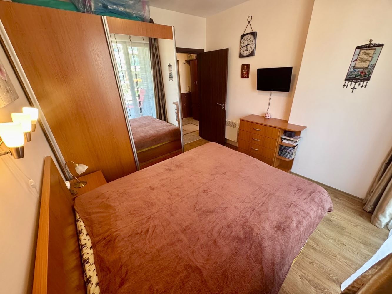 Komfortní apartmán s jednou ložnicí, prostornou terasou a výhledem na bazén v luxusním komplexu v Nesebaru