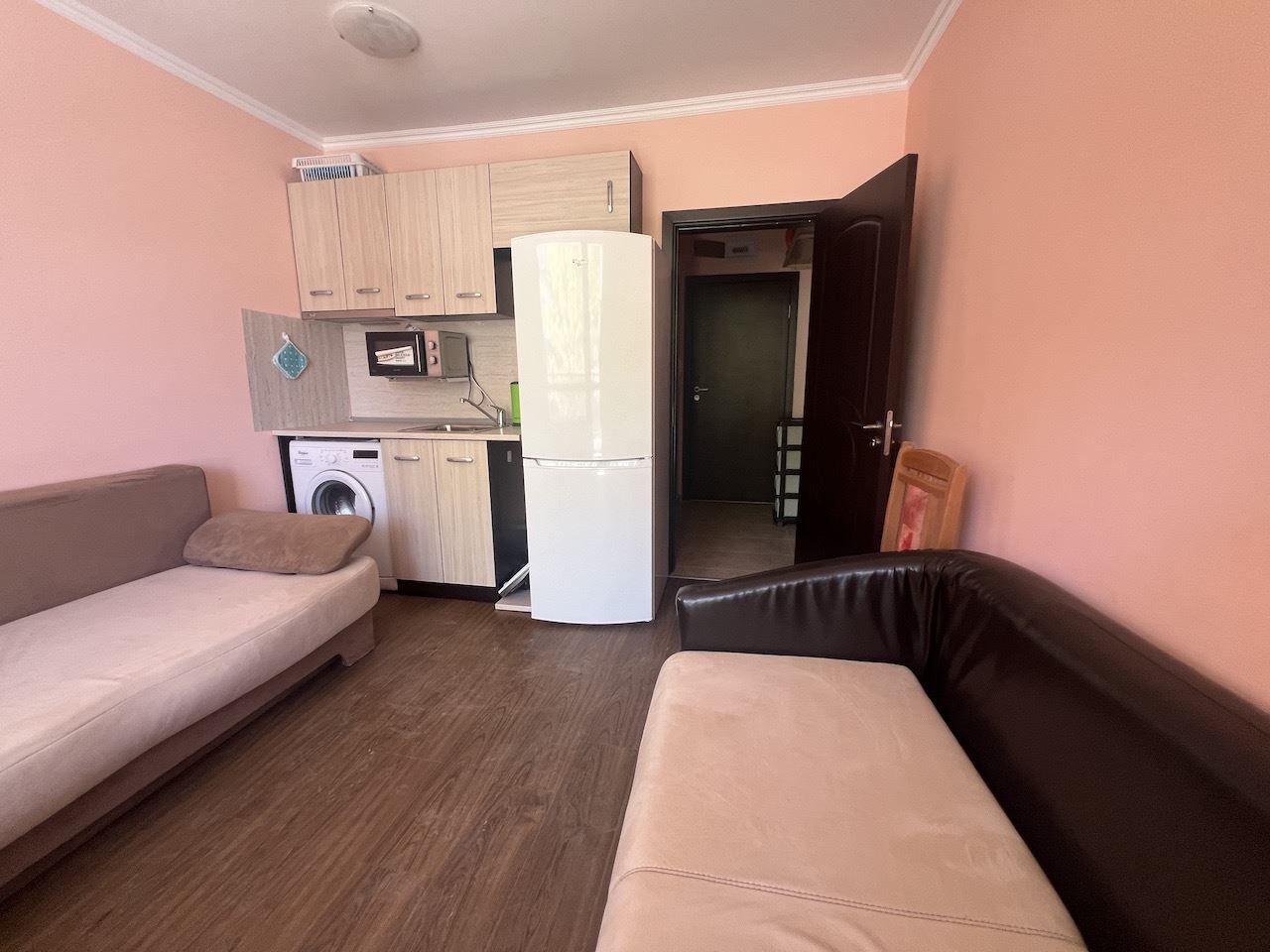 Útulné studio v srdci Elenite – jen pár minut od pláže, v uzavřeném komplexu s bazénem a skvělým zázemím