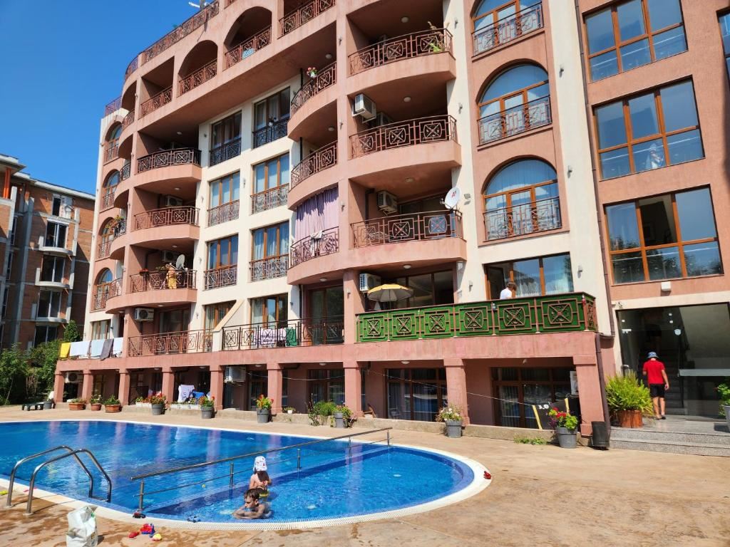 Apartmán s jednou ložnicí s výhledem na moře v uzavřeném komplexu na Slunečném pobřeží – připravený k užívání
