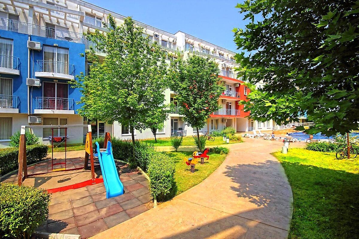 Stylový plně zařízený třípokojový apartmán ve Slunečném pobřeží v komplexu s výborným vybavením