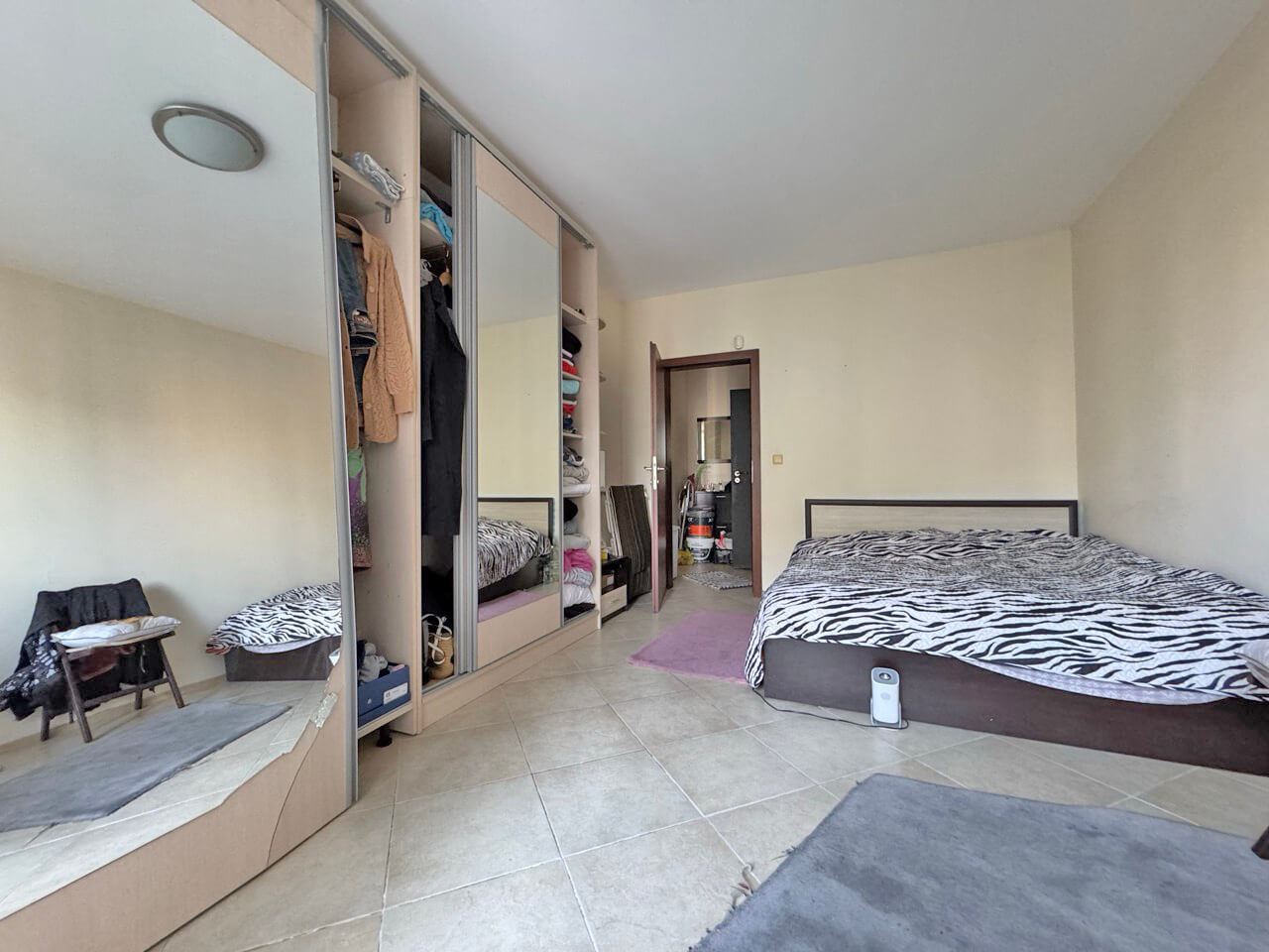 Prostorný apartmán s jednou ložnicí a nízkým poplatkem za údržbu na Slunečném pobřeží