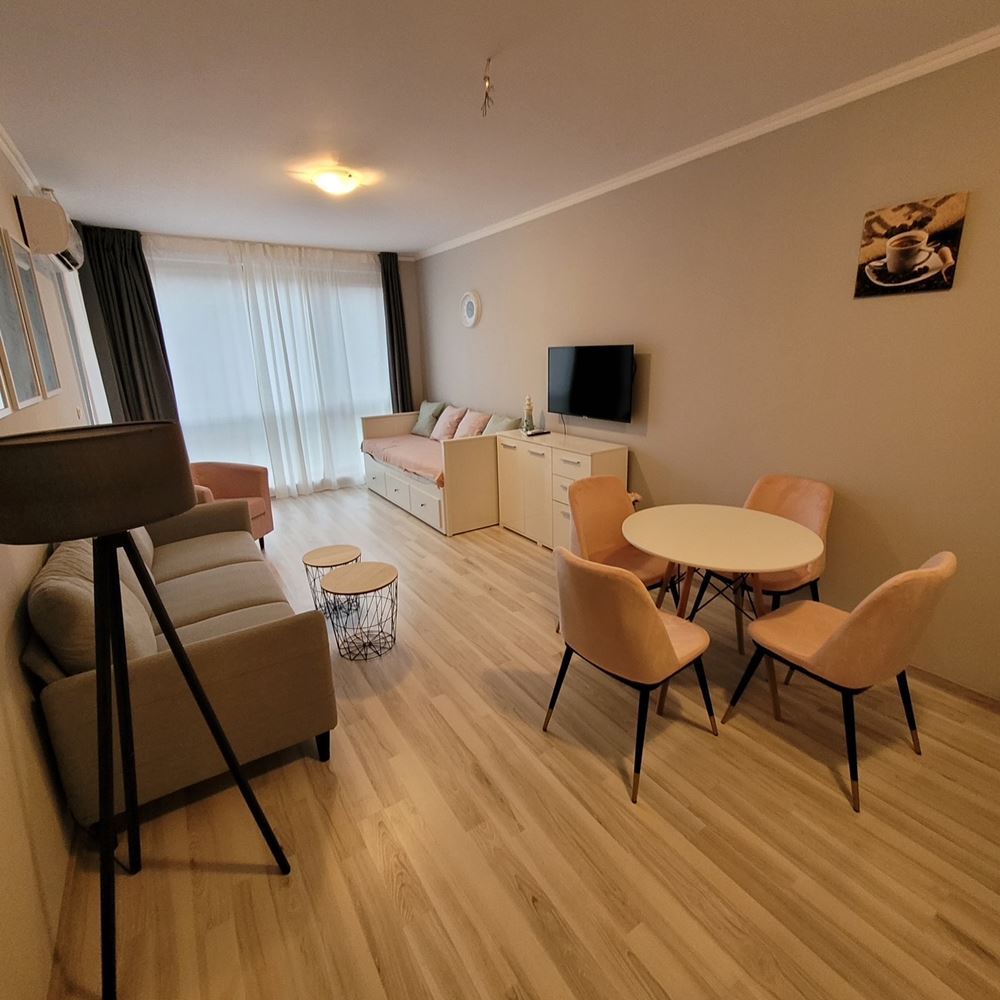 Útulný apartmán s jednou ložnicí s novým vybavením v uzavřeném komplexu u moře v letovisku Elenite