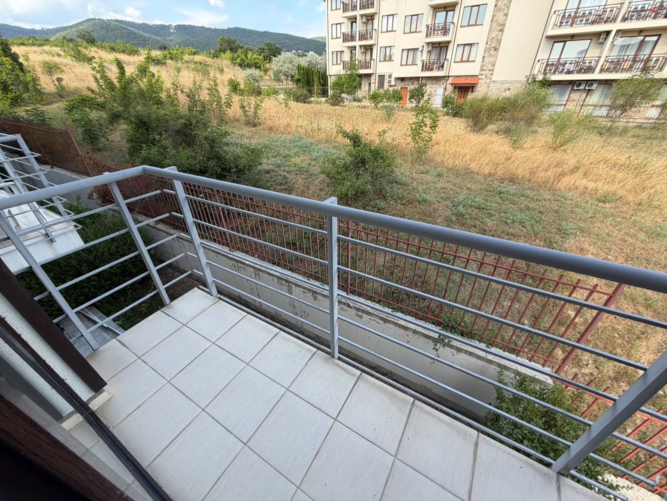 Prostorný apartmán se dvěma ložnicemi s výhledem na moře a hory v krásném uzavřeném komplexu u moře