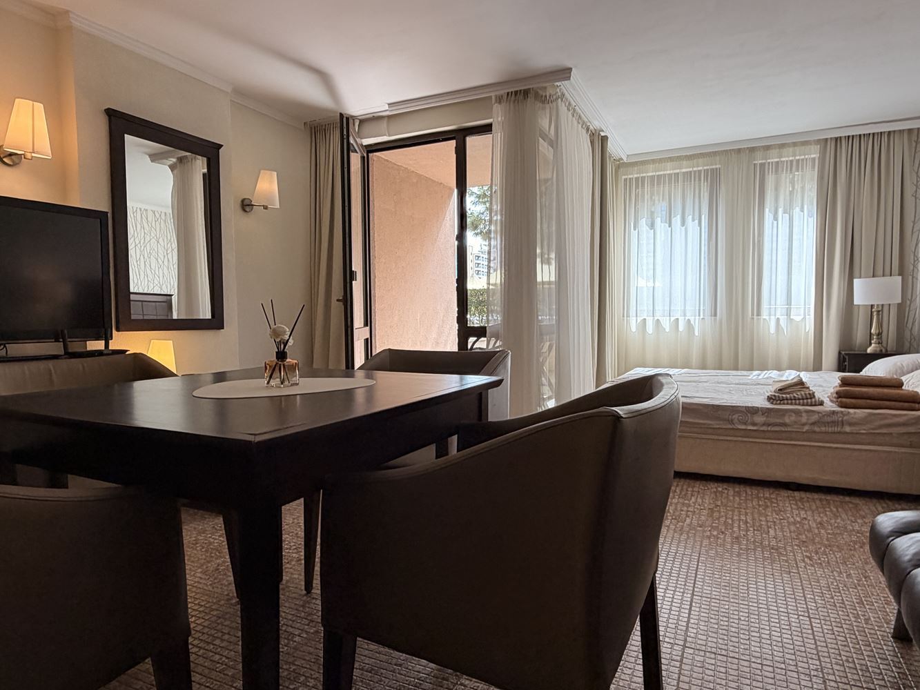 Exkluzivní studio se zahradou a přímým přístupem k bazénu – 100 m od moře ve Slunečném pobřeží