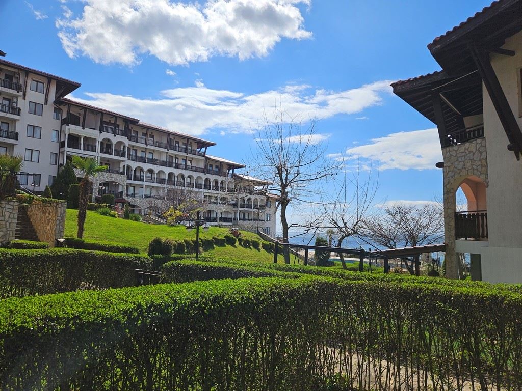 Luxus na první linii – stylový byt s verandou, soukromou zahradou a výhledem na moře ve Sveti Vlas