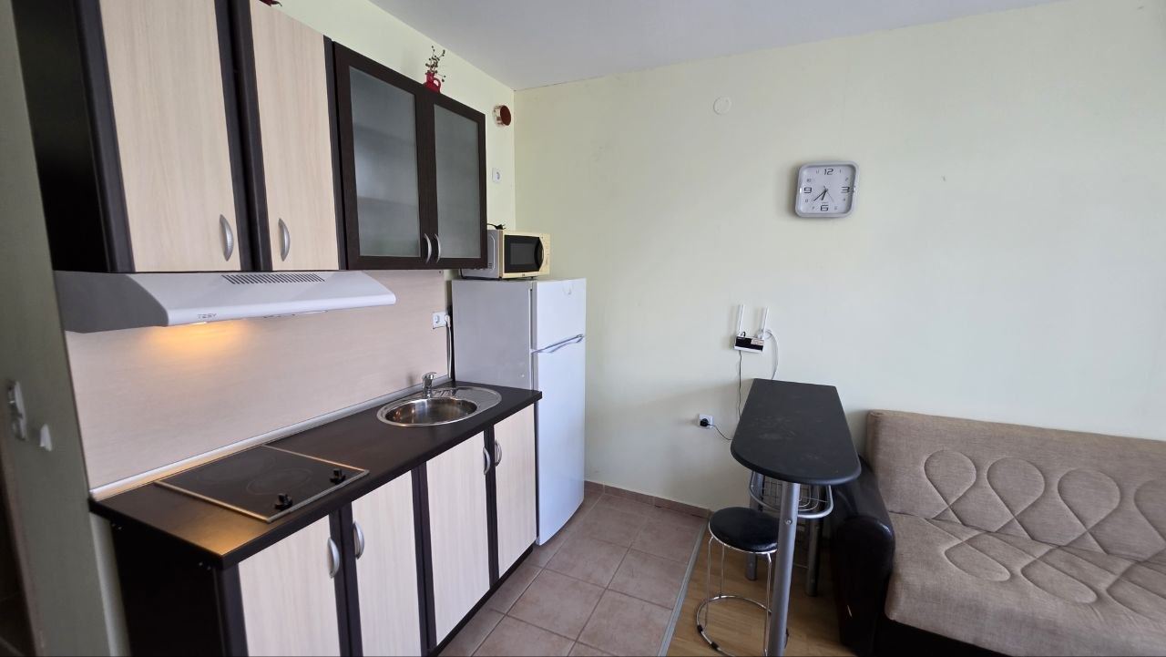 Praktické a útulné studio na Slunečném pobřeží – komfort a klid s výhledem na bazén