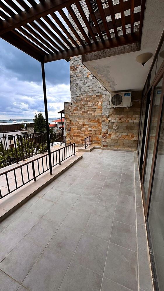 Třípokojový apartmán s výhledem na moře v prestižním komplexu ve Svatém Vlasu