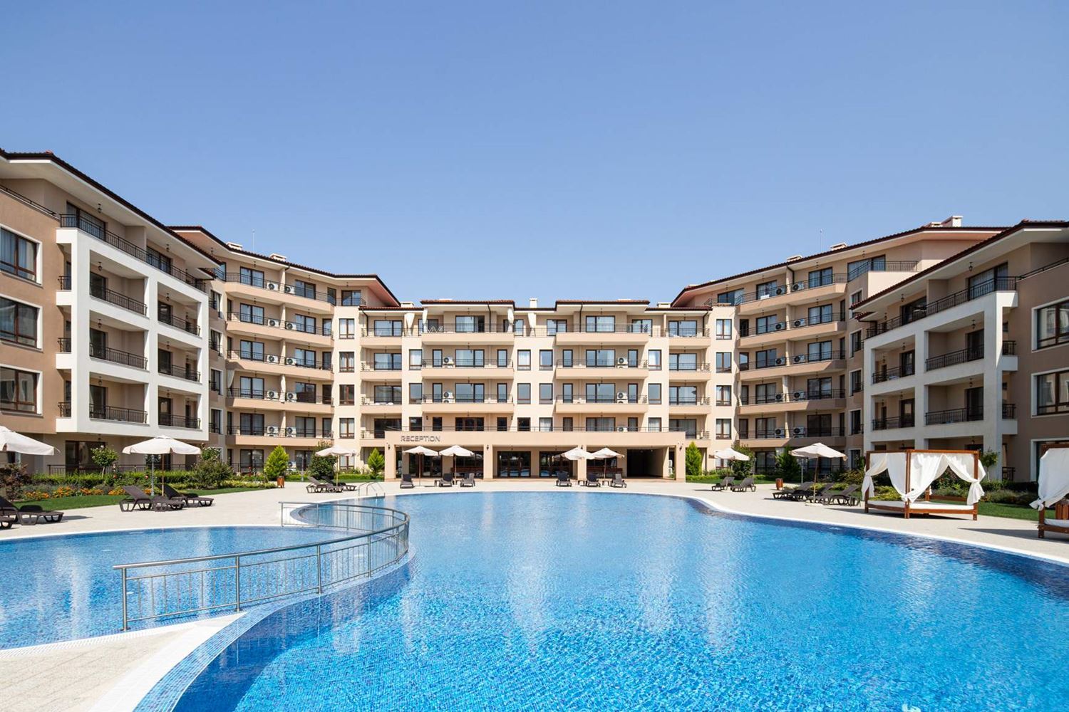 Apartmán se dvěma ložnicemi s výhledem na bazén ve Sveti Vlas – komfort, styl a skvělá lokalita