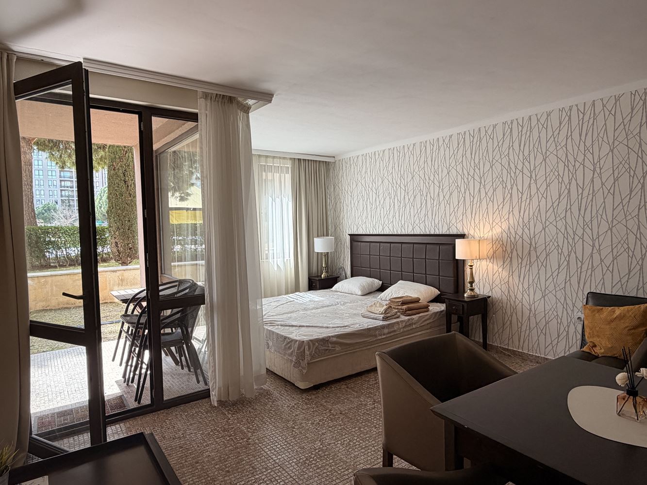 Exkluzivní studio se zahradou a přímým přístupem k bazénu – 100 m od moře ve Slunečném pobřeží