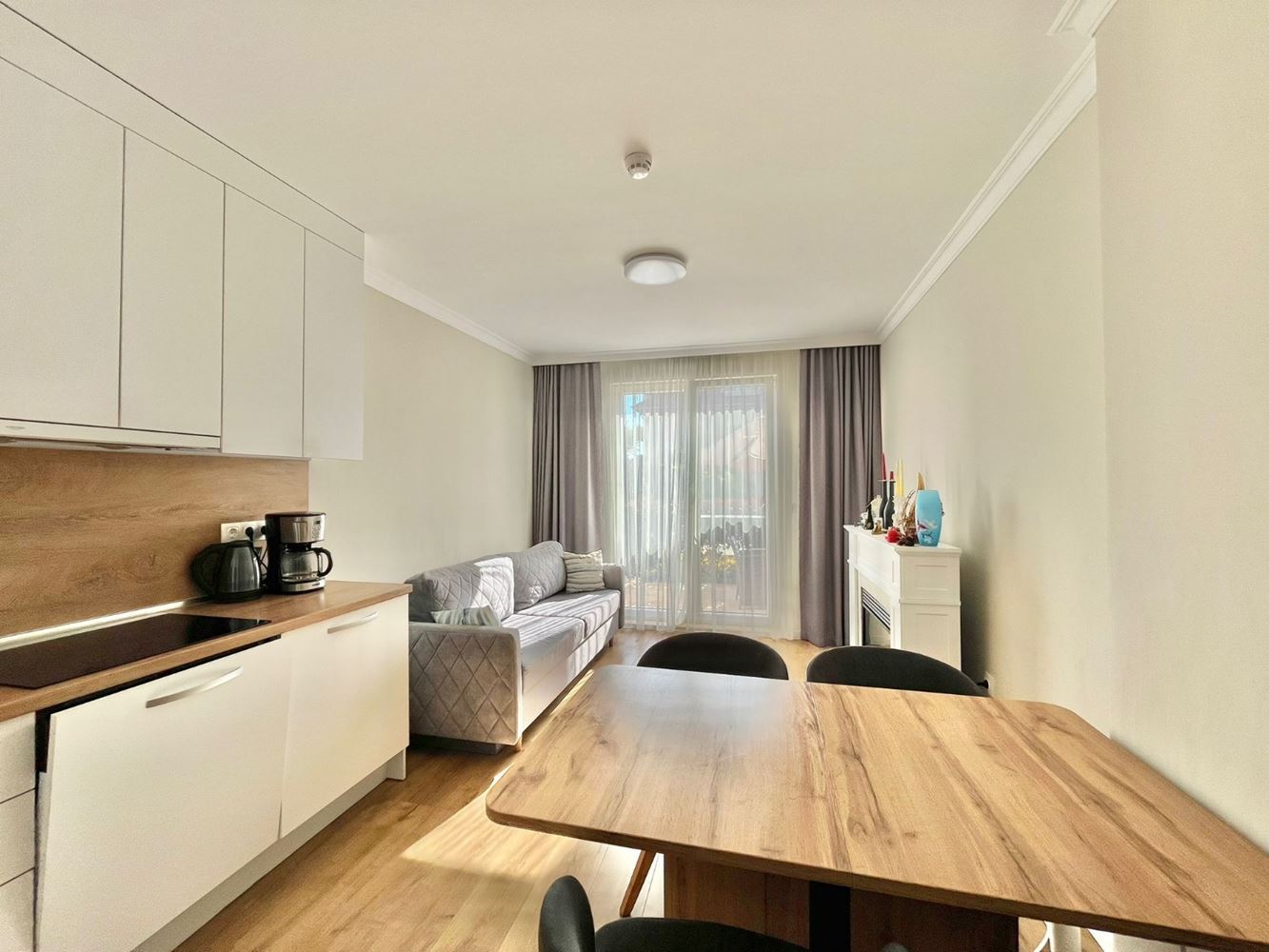 Dvouúrovňový apartmán se dvěma ložnicemi v centru Ravdy – luxus, komfort a vynikající poloha u moře