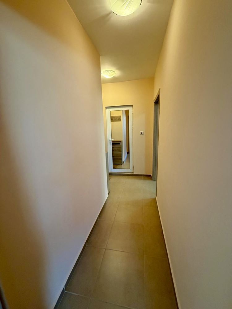 Sarafovo – prostorný apartmán s jednou ložnicí, Aktem 16, minimálním poplatkem za údržbu a kompletním vybavením