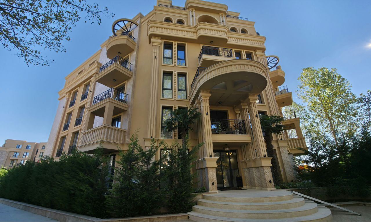 Apartmán se dvěma ložnicemi a velkou panoramatickou terasou ve stylovém komplexu v Sunny Beach