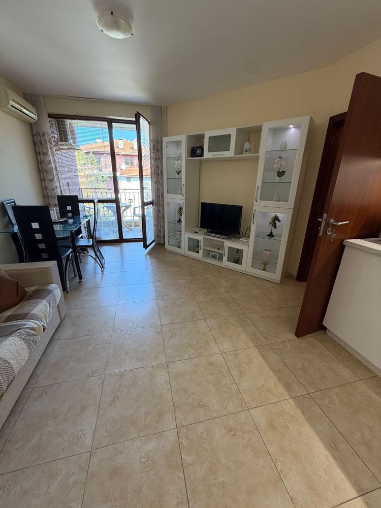 Apartmán se dvěma ložnicemi připravený k bydlení v pěkném komplexu v Nesebaru