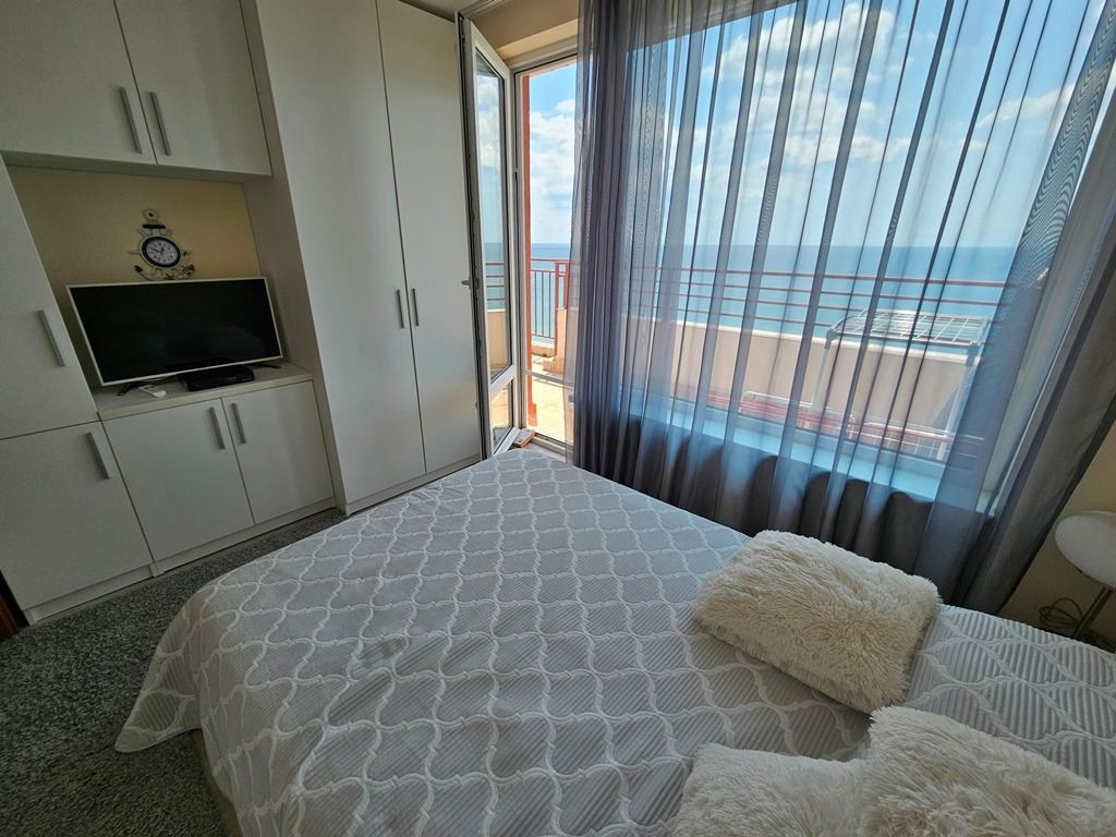 Luxusní panoramatický apartmán na první linii u moře se dvěma ložnicemi a obrovskou terasou