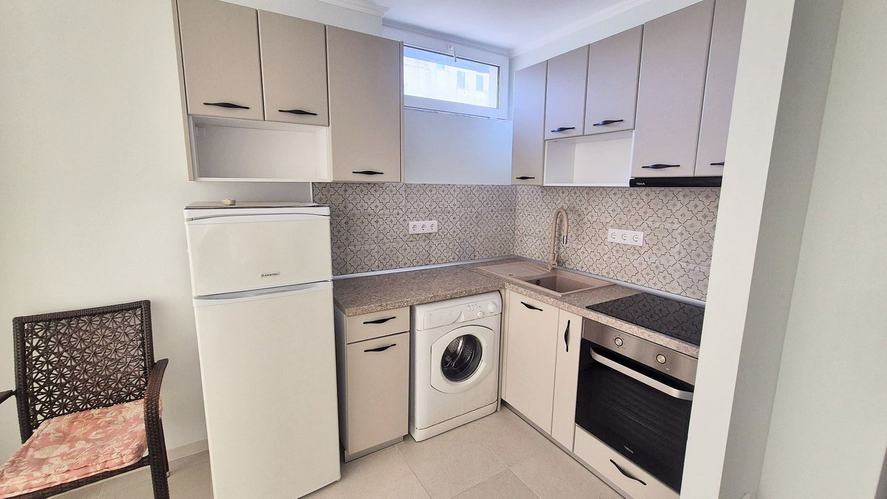 Stylový apartmán s jednou ložnicí a novým zařízením v oblasti Cocoa Beach – připravený k nastěhování