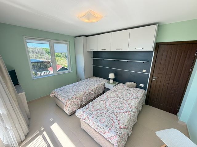 Prostorný apartmán se 2 ložnicemi v první linii u moře s čelním panoramatickým výhledem na moře