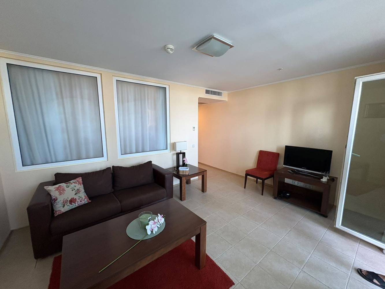 Luxusní apartmán s jednou ložnicí s výhledem na moře v první linii v Pomorie – prestižní nemovitost s jedinečným vybavením