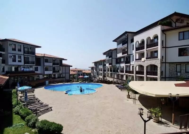 Apartmán v první linii ve Sveti Vlas – stylová nemovitost u pláže a jachetního přístavu „Marina Dinevi“
