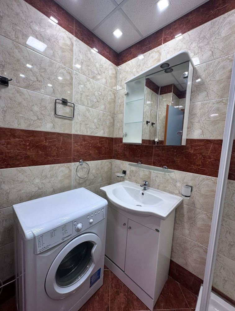 Dvouložnicový apartmán s částečným výhledem na moře v Sveti Vlas – zařízený, po rekonstrukci, v luxusním uzavřeném komplexu