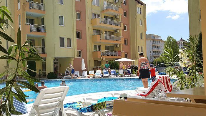 Plně zařízený dvoupokojový apartmán v Slunečním pobřeží s výbornou infrastrukturou a bezpečností